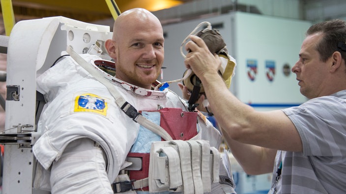 Alexander Gerst mit Raumanzug. | Bildquelle: ESA/ NASA Alexander Gerst mit Raumanzug.