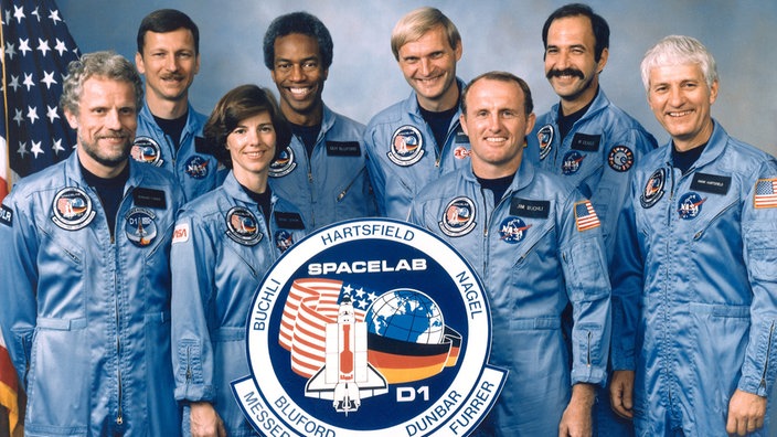 Die Besatzung der D1-Mission – links: Reinhard Furrer / in der Mitte, blond, Ernst Messerschmid. | Bildquelle: NASA Die Besatzung der D1-Mission – links: Reinhard Furrer / in der Mitte, blond, Ernst Messerschmid.