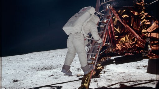 Buzz Aldrin beim Ausstieg aus der Landekapsel.