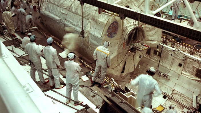 Montage des Spacelab in die Space Shuttle-Ladebucht.