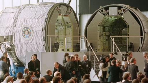 Das weltweit erste Raumfahrtlabor Spacelab steht aufgeklappt vor einer Zuschauermenge