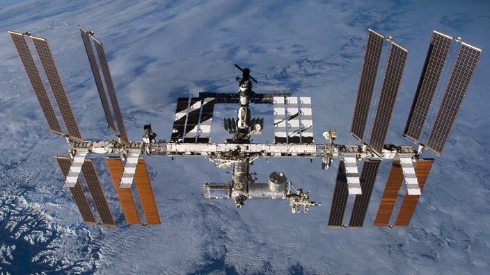 Eine Aufnahme der ISS auf ihrer Umlaufbahn um die Erde | Bildquelle: NASA Eine Aufnahme der ISS auf ihrer Umlaufbahn um die Erde