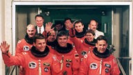 Ulf Merbold (Mitte vorn) am 22.01.1992 in Cape Canaveral/Florida mit sechs weiteren Astronauten vor seinem zweiten Start mit dem Space Shuttle 'Discovery'.