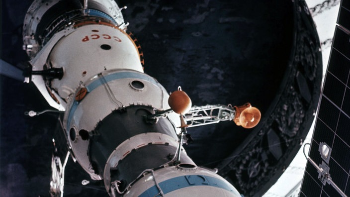 Die Weltraumstation Saljut in der Montagehalle | Bildquelle: WDR / picture-alliance/ dpa Die Weltraumstation Saljut in der Montagehalle