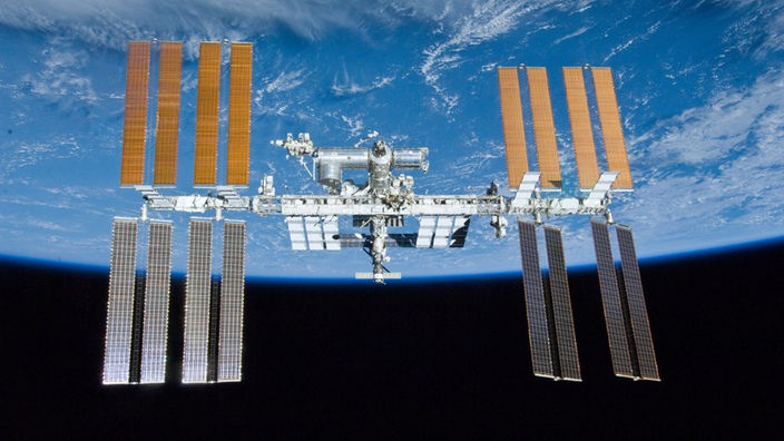 Die ISS vor dem Hintergrund der Erde