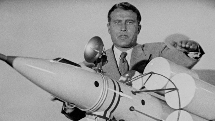 Der Raketenkonstrukteur Wernher von Braun zeigt ein Modell.