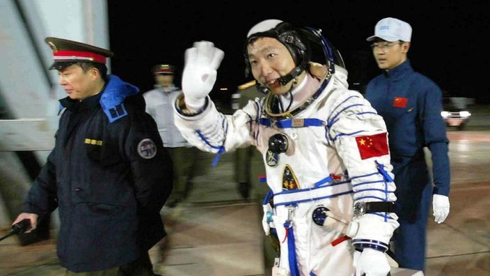 Taikonaut Liwei Yang auf dem Weg zum Start mit dem Raumschiff "Shenzhou 5"