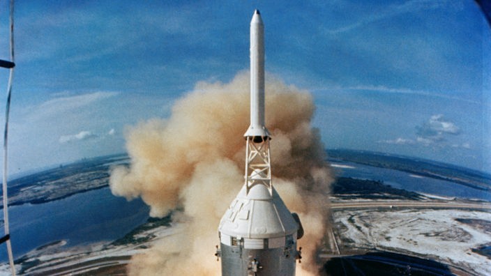 Start einer Saturn V mit der Apollokapsel an der Spitze.