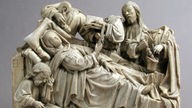 Die Skulptur "Tod der Jungfrau" aus Alabaster, entstanden um 1450