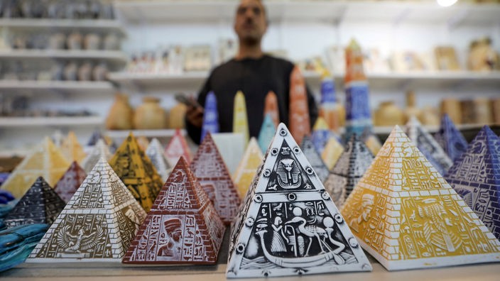 Eingefärbte Alabaster-Pyramiden als Souvenirs
