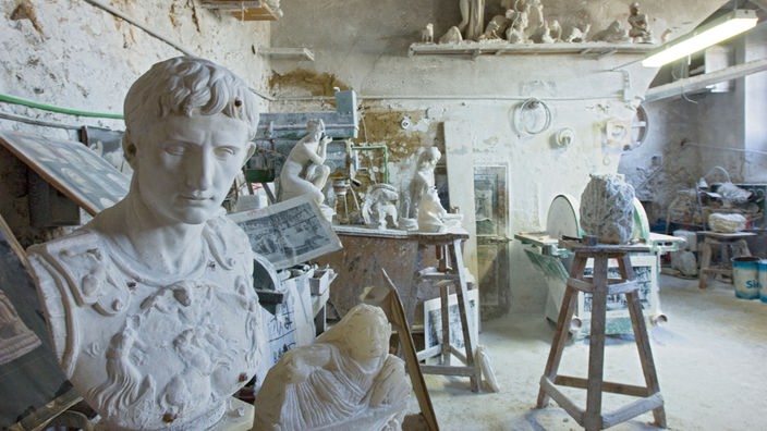 Büsten und andere Werkstücke in einer Alabaster-Werkstatt