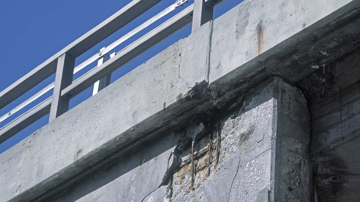 Aufgeplatzter Beton an einer Autobahnbrücke. | Bildquelle: Mauritius Images/Walter Geiersperger Aufgeplatzter Beton an einer Autobahnbrücke.