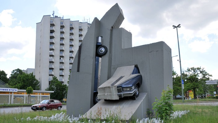 Kunstwerk mit zwei umbauten Autos