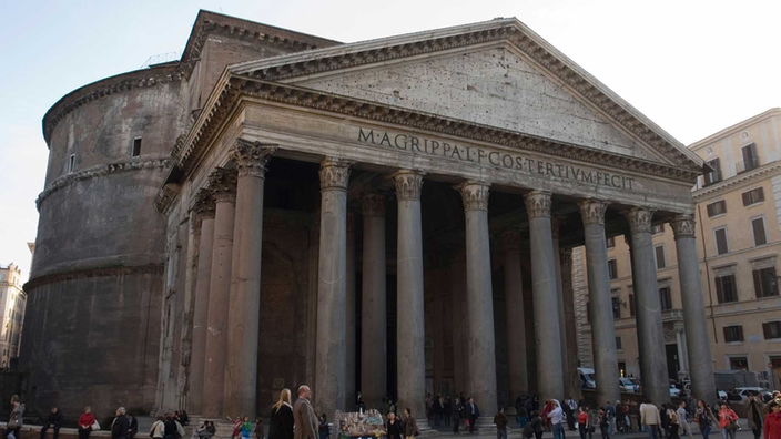 Das Pantheon in Rom mit Säulen und Fußgängern im Vordergrund.