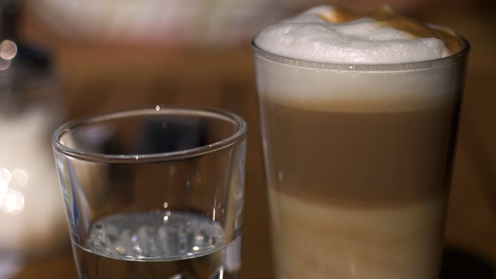 Ein Glas Latte macchiato