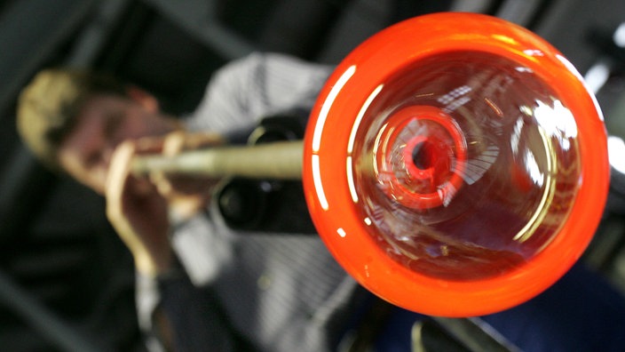 Ein Glasbläser formt das Glas mit einer Glasmacherpfeife | Bildquelle: WDR / picture-alliance/ ZB Ein Glasbläser formt das Glas mit einer Glasmacherpfeife