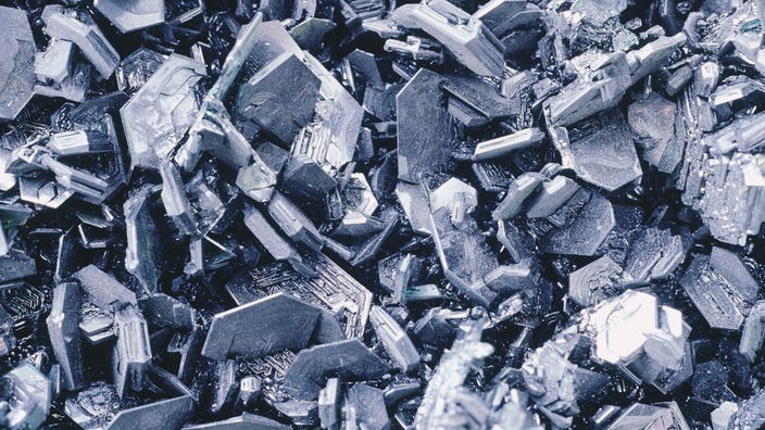 Silberfarbene Kristalle unter dem Mikroskop.