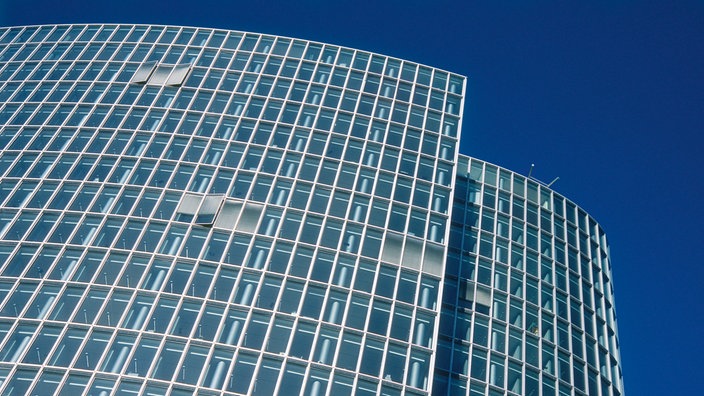 Hochhausfassade aus Glas. | Bildquelle: WDR/MEV Hochhausfassade aus Glas.