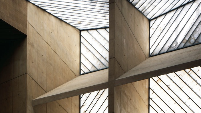 Ein Kirchenfenster mit Alabaster-Platten als Fensterscheiben in der Kirche "Cathedral of our Lady of the Angels", Los Angeles | Bildquelle: picture-alliance / John Edward Linden/Arcaid Ein Kirchenfenster mit Alabaster-Platten als Fensterscheiben in der Kirche "Cathedral of our Lady of the Angels", Los Angeles