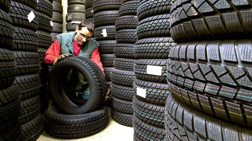Arbeiter in Reifenlager