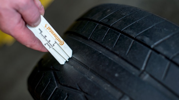 Messung der Profiltiefe an Autoreifen | Bildquelle: dpa/Dittrich Messung der Profiltiefe an Autoreifen