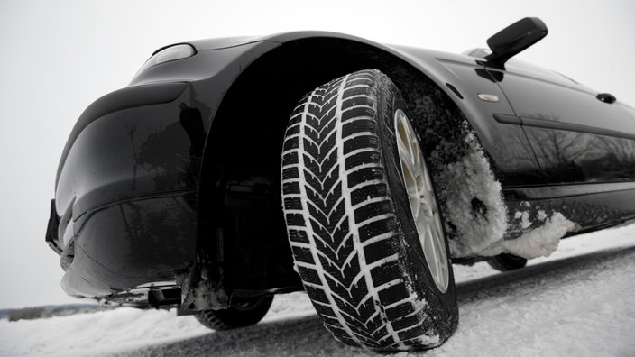 Auto mit Vorderreifen auf Schnee | Bildquelle: WDR/dpa/MiS Auto mit Vorderreifen auf Schnee