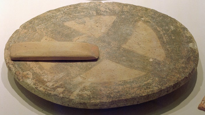 4500 Jahre alte Töpferscheibe aus Kreta in einem Museum.