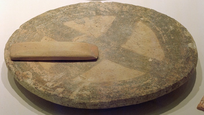 4500 Jahre alte Töpferscheibe aus Kreta in einem Museum. | Bildquelle: akg-images 4500 Jahre alte Töpferscheibe aus Kreta in einem Museum.