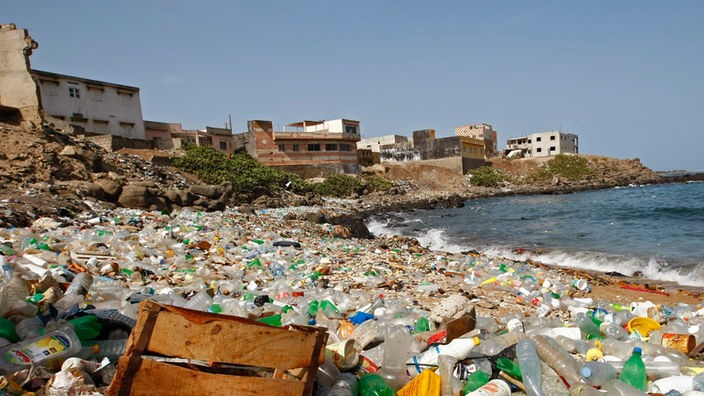 Plastikflaschen und anderer Müll liegen am Strand