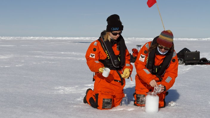 Zwei Forscher nehmen Proben im arktischen Schnee – Sendung: Wege aus der Plastikflut.
