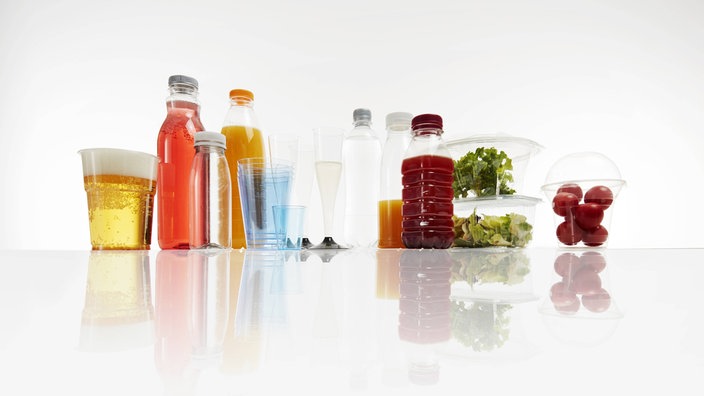 Becher, Dosen und Flaschen aus Einwegplastik – Sendung: Wege aus der Plastikflut. | Bildquelle: SWR/imago Becher, Dosen und Flaschen aus Einwegplastik – Sendung: Wege aus der Plastikflut.