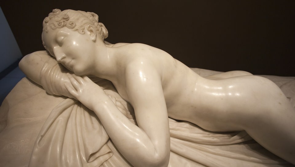 Marmor-Statue einer liegenden Frau