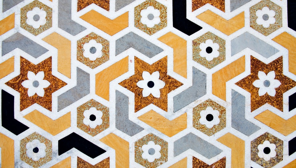 Ornamentik aus verschiedenfarbigem Marmor | Bildquelle: Interfoto Ornamentik aus verschiedenfarbigem Marmor
