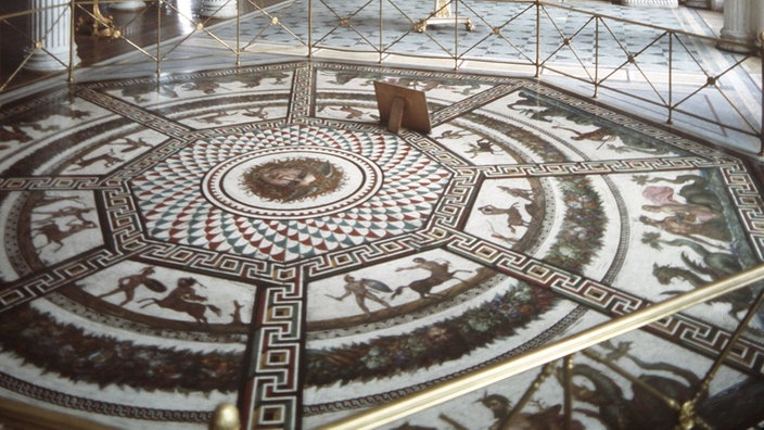 Ein Lahn-Marmor-Mosaik in der Eremitage | Bildquelle: dpa Ein Lahn-Marmor-Mosaik in der Eremitage