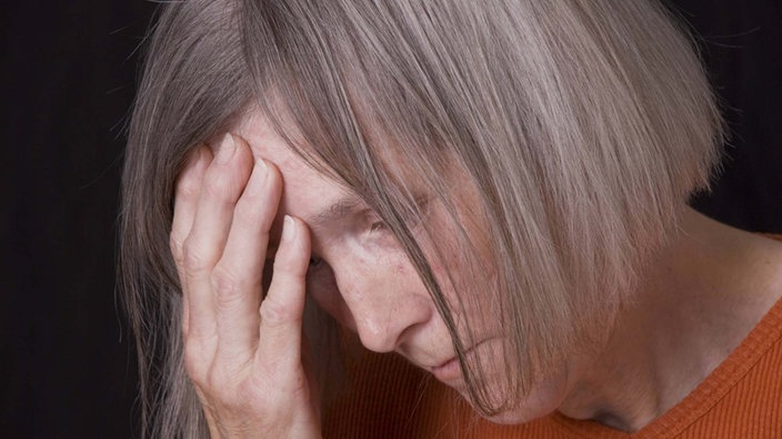 Eine alte Frau fasst sich an den Kopf | Bildquelle: Imago Eine alte Frau fasst sich an den Kopf