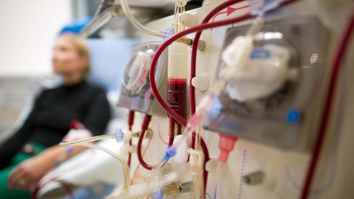 Eine Dialysepatientin und die Maschine, an der sie angeschlossen ist | Bildquelle: WDR/dpa/Arno Burgi Eine Dialysepatientin und die Maschine, an der sie angeschlossen ist