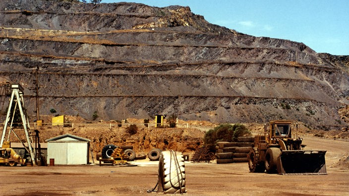 Eisenerzmine in Südaustralien mit Abbaufahrzeug.