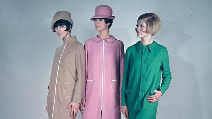 Drei Models zeigen Kleider der 60er Jahre aus DDR-Produktion