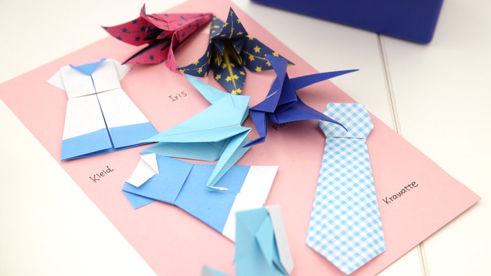 Zu kleinen Kleidungsstücken gefaltetes Papier | Bildquelle: WDR/Ulla Anne Giesen Zu kleinen Kleidungsstücken gefaltetes Papier