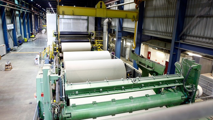Papiermaschine in einer Produktionshalle | Bildquelle: WDR/Oliver Heisch Papiermaschine in einer Produktionshalle