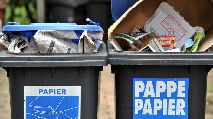 Ein großer, bunt gestrichener Container für Altpapier, Dosen, Weiß- und Buntglas. | Bildquelle: dpa, Hendrik Schmidt Ein großer, bunt gestrichener Container für Altpapier, Dosen, Weiß- und Buntglas.