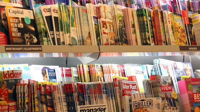 Auslage in einem Zeitungskiosk mitHochglanzzeitschriften | Bildquelle: WDR/Public Press/Mirko Hannemann Auslage in einem Zeitungskiosk mitHochglanzzeitschriften