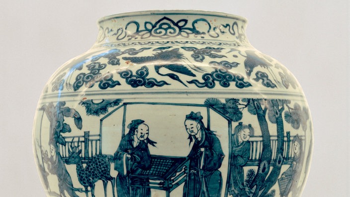 Eine weiße Vase mit blauer Bemalung aus China. | Bildquelle: akg Eine weiße Vase mit blauer Bemalung aus China.