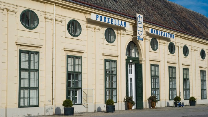 Eingangsportal der Porzellanmanufaktur in Wien.