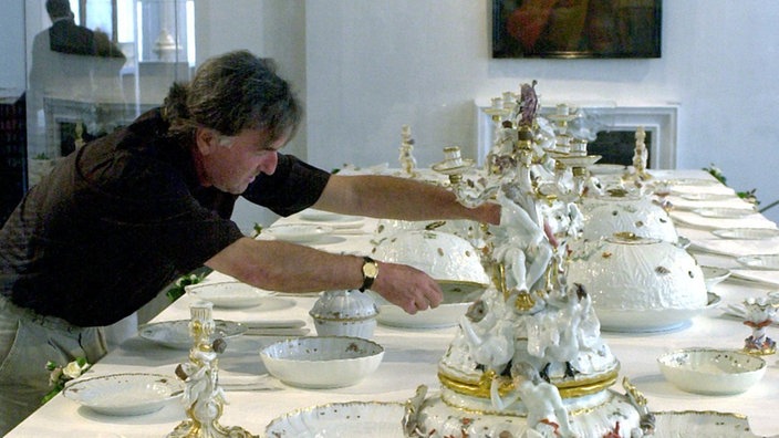 Ein mit dem Schwanenservice gedeckter Tisch. | Bildquelle: dpa Picture-Alliance, Matthias Hiekel Ein mit dem Schwanenservice gedeckter Tisch.