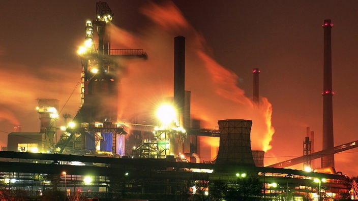 Dampf und Rauch steigen aus dem Duisburger Stahlwerk Thyssen-Krupp auf.