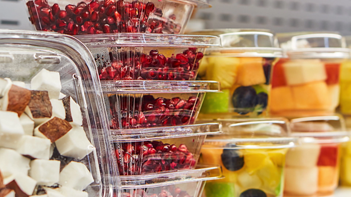 Obst in Plastikpackungen. | Bildquelle: SWR Obst in Plastikpackungen.