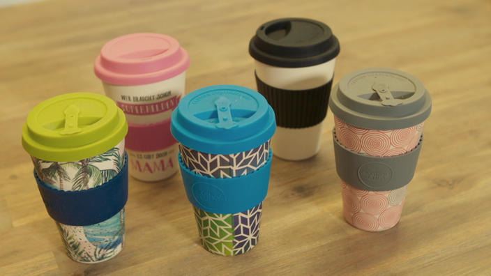 5 bunte To-Go-Becher auf einem Tisch | Bildquelle: SWR 5 bunte To-Go-Becher auf einem Tisch