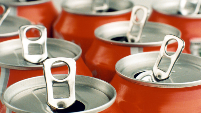 Geöffnete Coca-Cola-Dosen im Detail | Bildquelle: Transparent Geöffnete Coca-Cola-Dosen im Detail