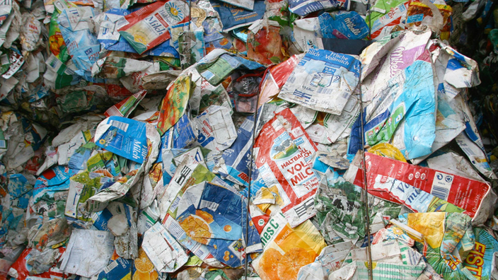 Sortierte Tetrapaks und andere Kunststoffverpackungen bei der Recyclingfirma Dar